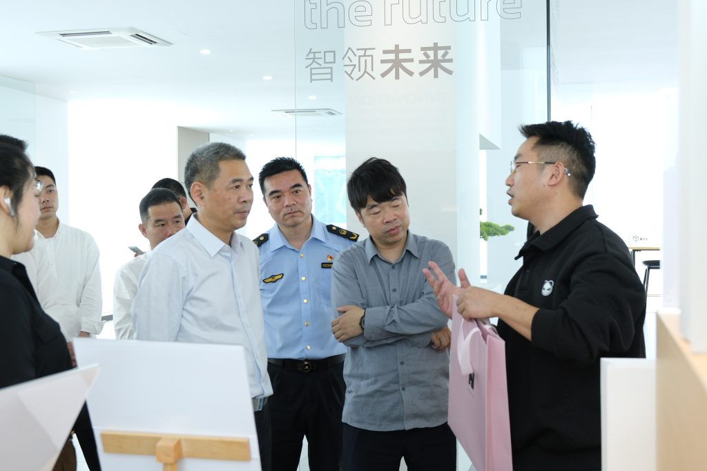 為知識產(chǎn)權(quán)培育保駕護(hù)航——市人大主任應(yīng)希克一行調(diào)研浙江正威機(jī)械有限公司